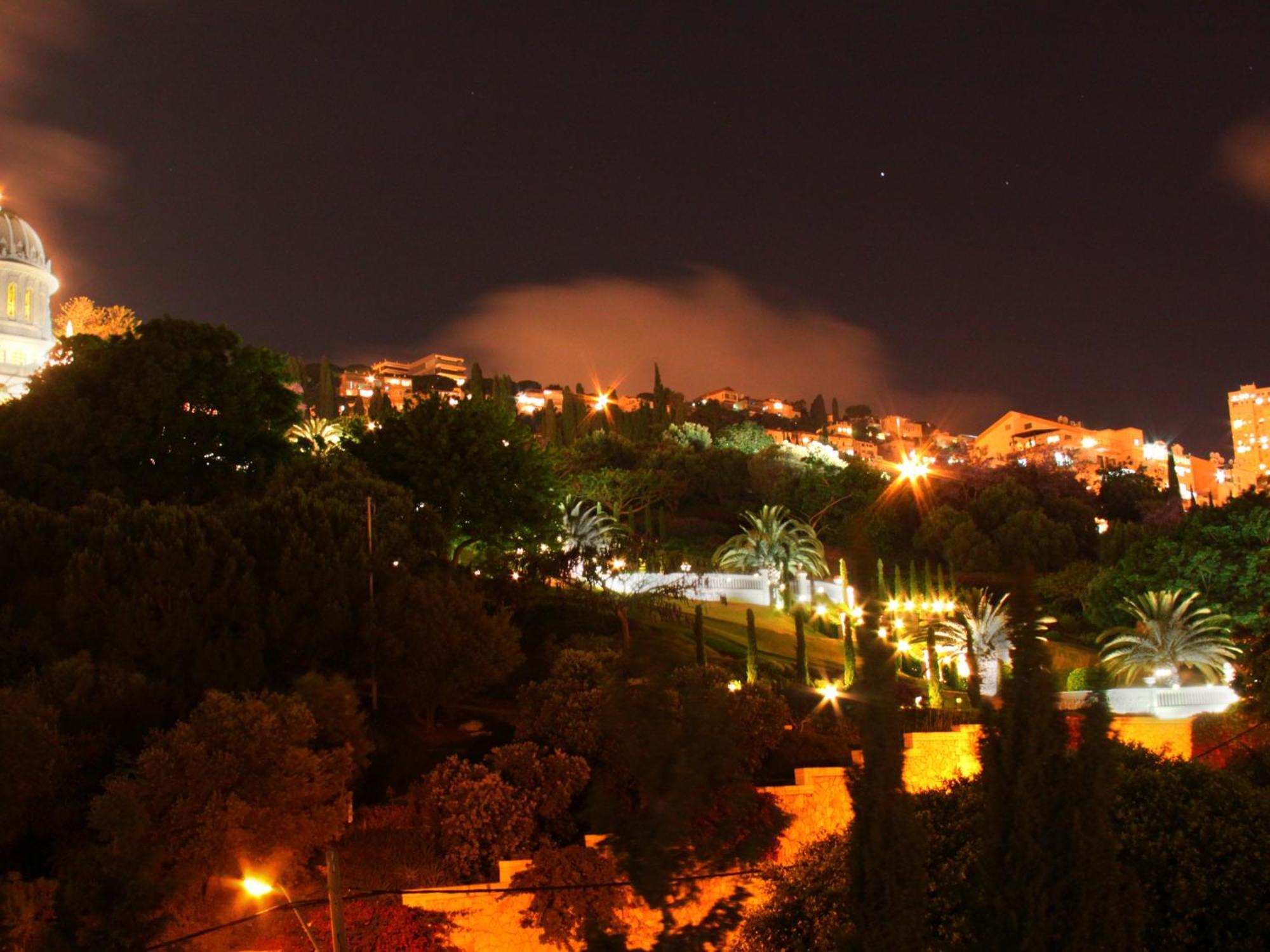 Dan Panorama Haifa Hotel Екстер'єр фото Night view of the city