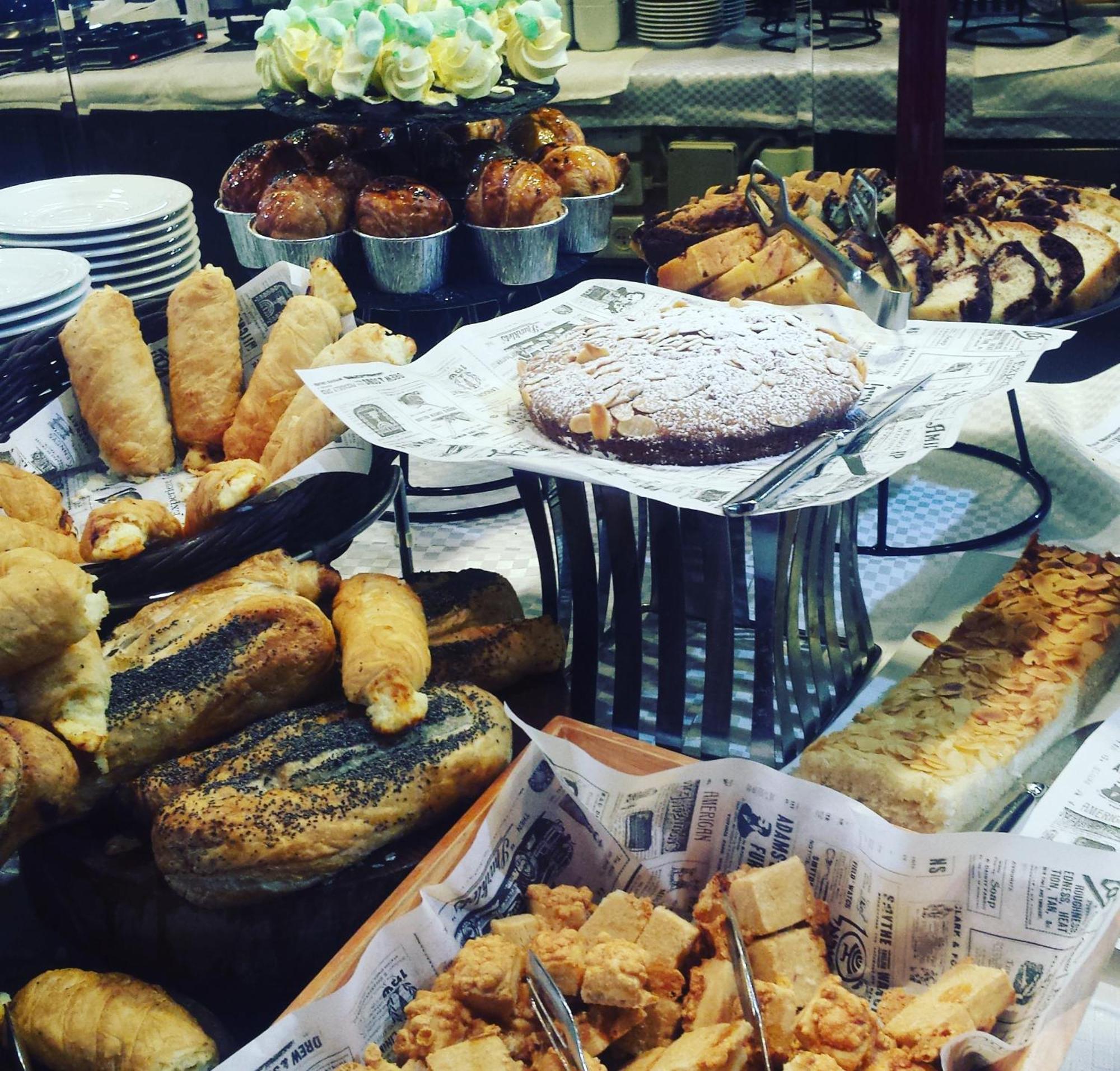 Dan Panorama Haifa Hotel Екстер'єр фото A selection of cakes at a café