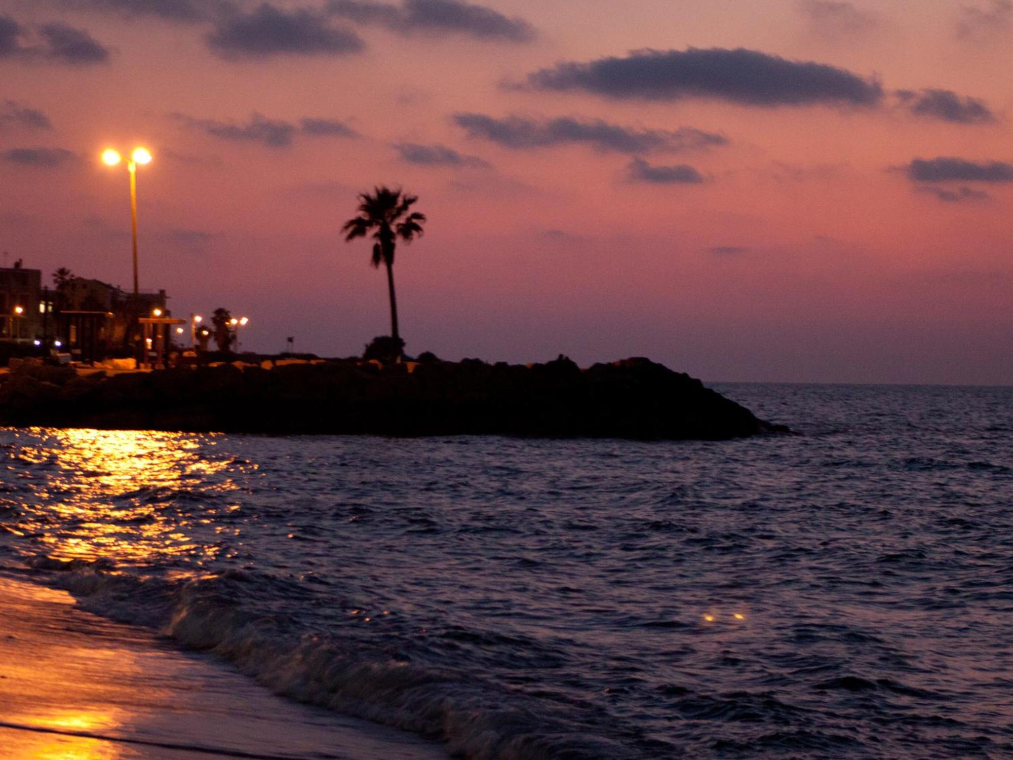Dan Panorama Haifa Hotel Екстер'єр фото Sunset at the beach