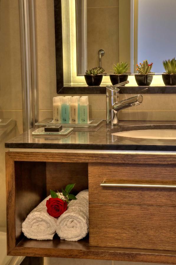 Dan Panorama Haifa Hotel Екстер'єр фото Soap and shampoo in a hotel bathroom